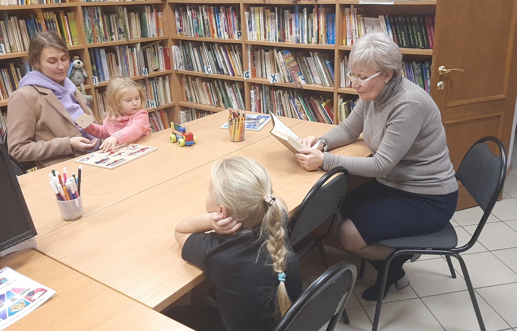 школа умница на первомайской. дети с книгами в библиотеке. детский клуб чтение. открытие библиотеки в апатитах 2023. детская библиотека им.